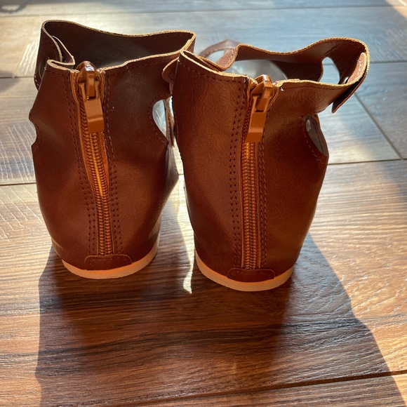 Brown gladiator style sandals-size 39 (8.5) - Picture 3 of 3